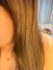 Hotellinh12 live cam screenshot female from Vietnam on OMG.chat — Live Cams & Adult Chat — screenshot #1