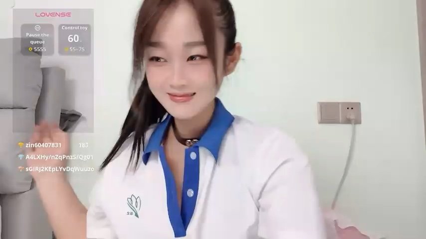 yueyue2003 live cam screenshot female on OMG.chat — Live Cams & Adult Chat — screenshot #1